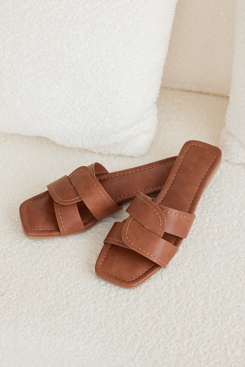 Ginette Interlocking Sliders in Caramel