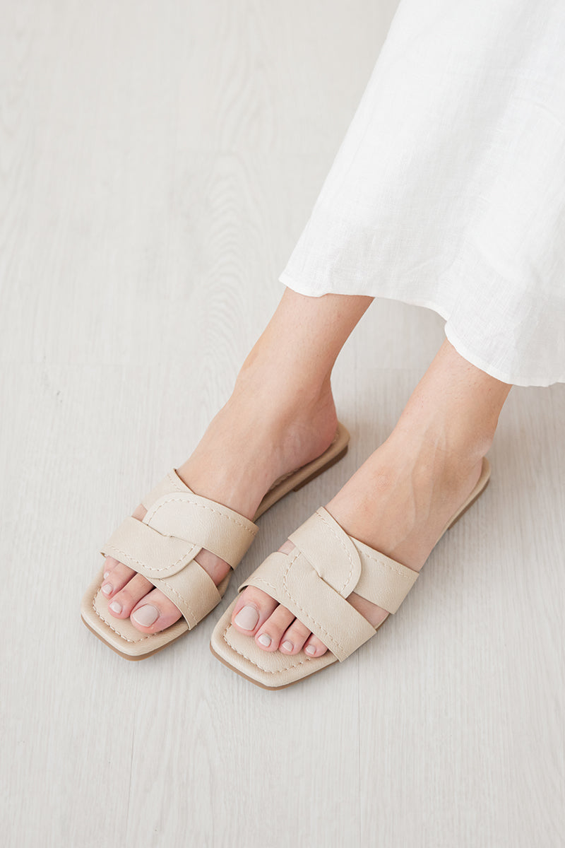 Ginette Interlocking Sliders in Cream Concrete