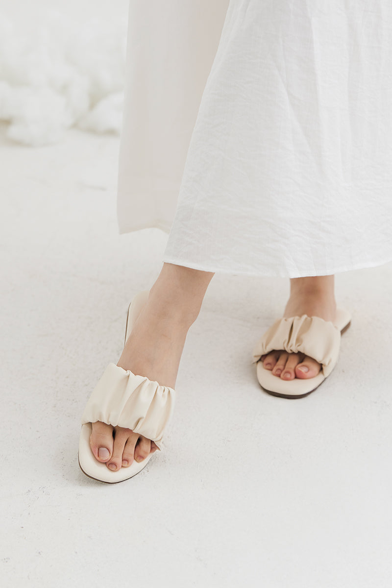 Willow Cloud Sliders in Cream