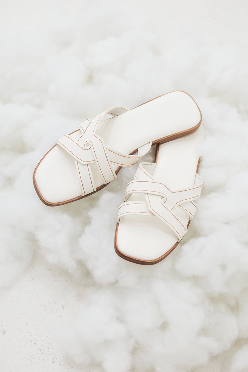 Yuna Interlocking Cloud Sliders in White