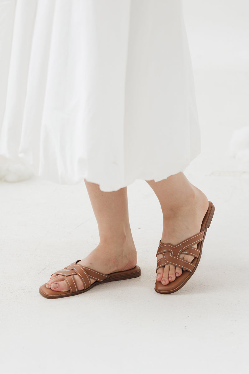 Yuna Interlocking Cloud Sliders in Spice